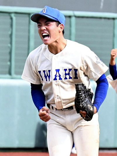 【磐城―光南】９回表、最後の打者を抑えガッツポーズする磐城のエース渡辺＝あづま球場