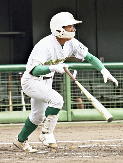 【会津北嶺―二本松実】９回表会津北嶺２死一、三塁、勝ち越し打を放つ井ノ川＝ヨーク開成山スタジアム