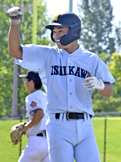 【学法石川―福島】１回表学法石川無死二、三塁、先制打を放ち一塁上で喜ぶ学法石川の小宅 ＝ヨーク開成山スタジアム