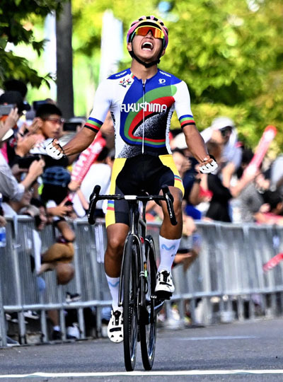 【自転車男子Ｂ個人ロードレース】優勝を確信し、雄たけびを上げてゴールする堀太鳳（学法石川高３年）＝滋賀県東近江市特設コース