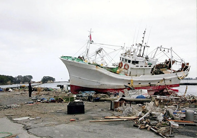 東日本大震災直後に私が撮影した相馬市松川浦。岸壁に乗り上げた漁船が津波の脅威を物語り、あちこちにがれきの山が積み上がっていた