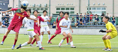 【会津サントスＦＣジュニアユース―リベルダード磐城】延長後半６分、決勝点となる勝ち越しのヘディングシュートを決めるリベルダード磐城のＭＦ児玉〈９〉＝熱海フットボールセンター