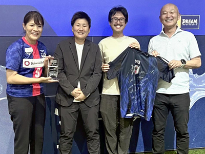 表彰式で大賞のトロフィーなどを受けた佐藤さん（左）ら