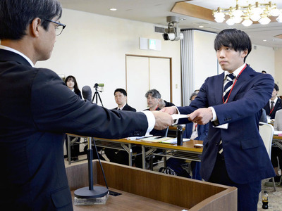 入塾証を受ける阿部さん（右）