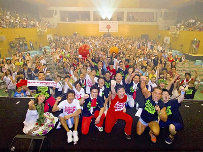 ２０１２年８月に相馬市で開いたカワムラバンドのコンサート。被災地支援のために（左４人目から）河村さんやその友人で格闘家の角田信朗さんが駆け付けてくれた