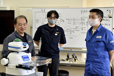 ロボットの仕組みについて説明を受ける受講者
