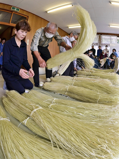出荷された原麻の光沢感や品質などを見て格付けする鑑定人