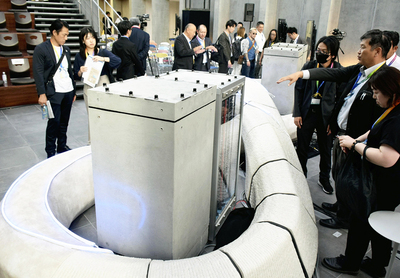 公開された世界初の蓄電コンクリートの標準モジュール。内蔵された蓄電コンクリートの外側をコンクリートで覆っている