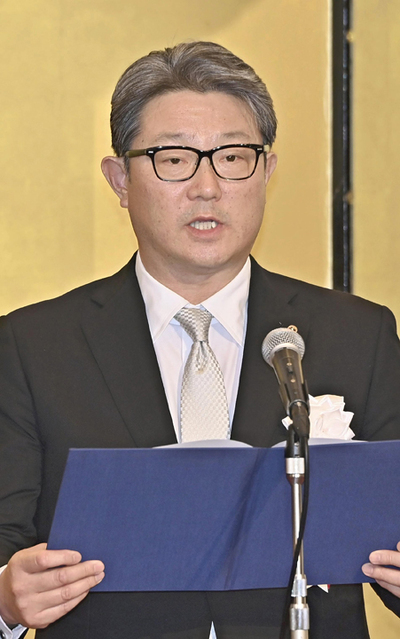 未来宣言を読み上げる伊藤副会頭 ＝２５日午後、郡山市