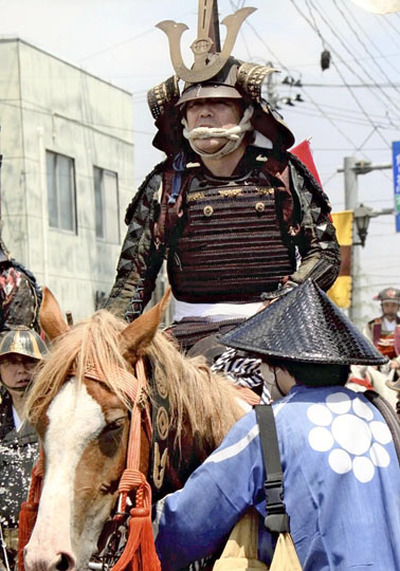 ２０２１年の相馬野馬追で騎乗する私。相馬妙見中村神社から出陣し、威風堂々と市街地を進軍した