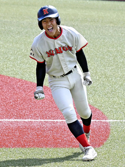 【日大東北―いわき光洋】延長１０回表日大東北１死二、三塁、スクイズと敵失で走者を生還させ喜ぶ渡辺 ＝あづま球場