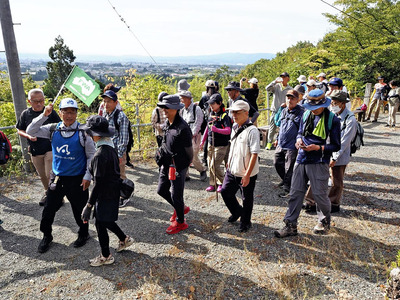 吾妻山麓エリアを歩く参加者