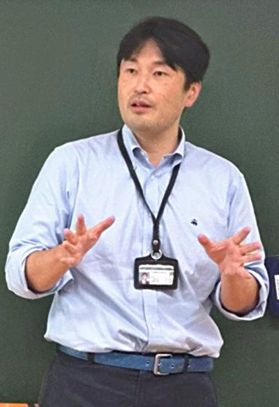 生徒たちに医師の仕事のやりがいや責任を伝える坪倉教授