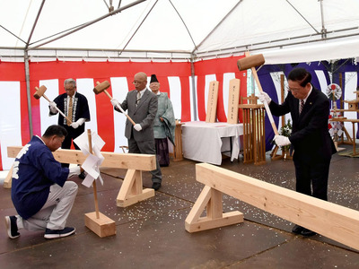神事を行う鈴木市長（右）ら