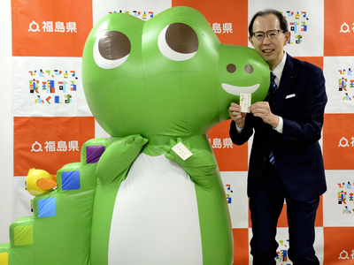 内堀知事と名刺交換をしたワニー参事官（左）