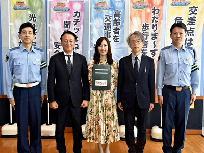 セレモニーに出席した（左から）武藤部長、平社長、三吉アナウンサー、古賀局長、松本室長
