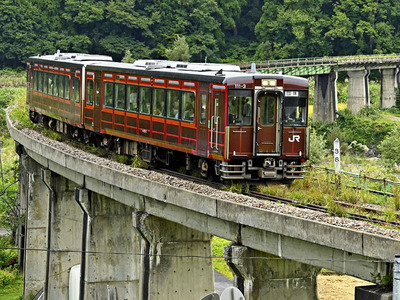 只見線の全線運転再開３年を祝して運行した「キハ１１０系レトロラッピング車両」＝１日午後０時３５分ごろ、只見町