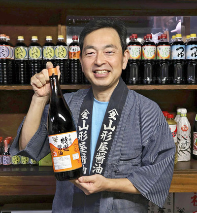 受賞銘柄を手に「県内の蔵元と品質を高め合ってきた結果」と喜ぶ渡辺さん