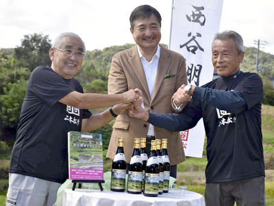 「大七生特別純米酒西谷棚田」を発表した太田社長（中央）ら