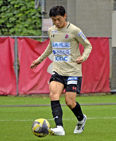 「数字で貢献していきたい」と意気込むＭＦ山中＝いわきＦＣフィールド