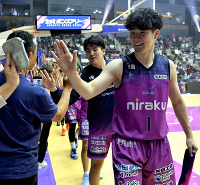 試合後に観客とハイタッチし、勝利の喜びを分かち合う福島の選手ら＝４日、郡山市・宝来屋ボンズアリーナ