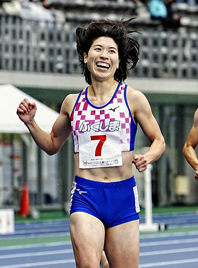 【陸上成年女子３００メートル決勝】３７秒１０で優勝し笑顔を見せる松本奈菜子（東邦銀行）＝平和堂ＨＡＴＯスタジアム