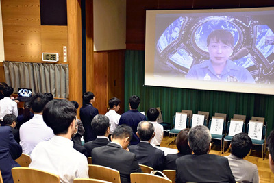 オンラインで講演する山崎さん（画面）