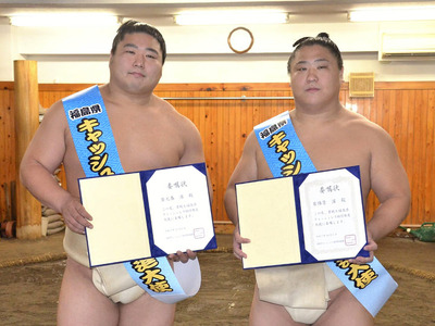 大使に就任しキャッシュレス納付の機運を盛り上げると誓う若元春関（左）と若隆景関
