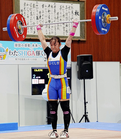 【ウエイトリフティング女子５９キロ級】ジャークで１１３キロを挙げ、優勝を決めた遠藤梨李＝滋賀県立安曇川高体育館