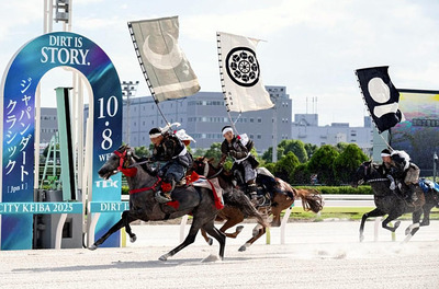 東京・大井競馬場で行われた「相馬野馬追」の甲冑競馬