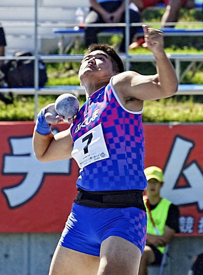 【陸上少年男子Ｂ砲丸投げ】１６メートル３７で４位入賞した杉本啓世（磐城高１年）＝平和堂ＨＡＴＯスタジアム