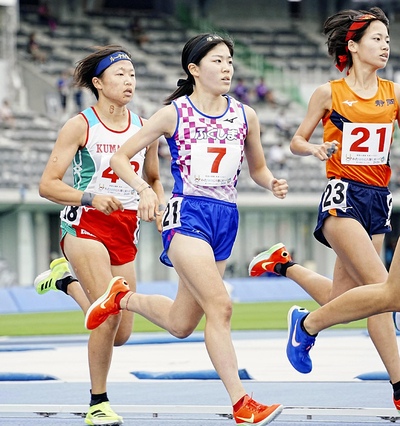 【陸上少年女子Ａ３０００メートル決勝】９分４秒９１で５位入賞した湯田和未（学法石川高３年）＝平和堂ＨＡＴＯスタジアム