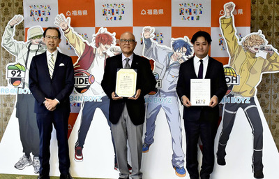 ４人のイラストの前で記念撮影する（右から）猪腰さん、町田さん、内堀知事