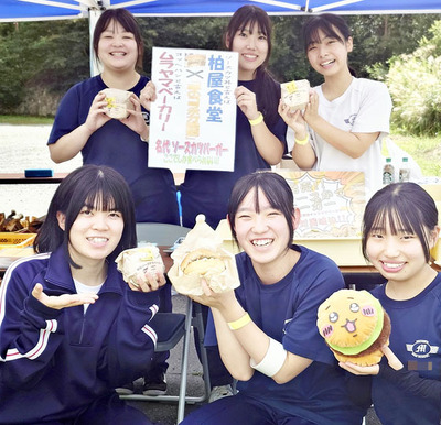 商品開発に取り組んでいるソースかつバーガーを販売した本宮高の生徒