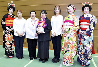 金賞２位に輝いた朝倉さん（左から３人目）、入賞した太田さん（同２人目）、白石田さん（同４人目）、伊藤さん（同５人目）