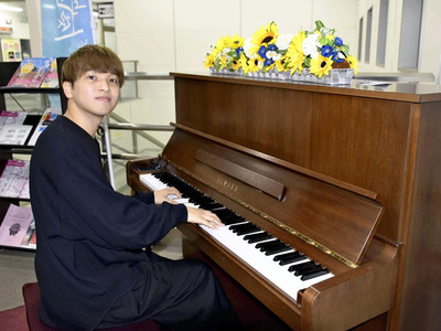 ＪＲ安達駅のストリートピアノでライブを行ったミナくん
