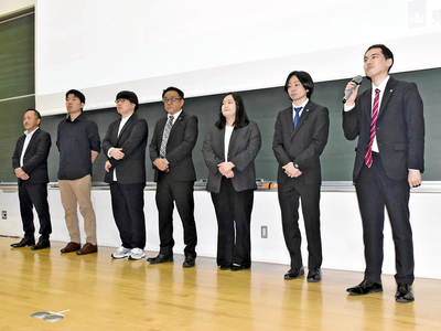 会場からの質問に答える社会人の派遣メンバー
