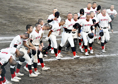 【日大東北―東北】試合終了後、悔しい表情を浮かべながらベンチに戻る日大東北ナイン＝花巻球
