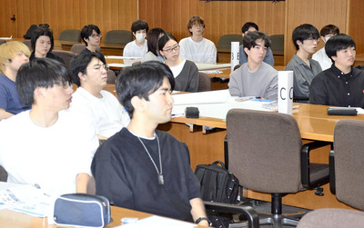 ガイダンスに臨む学生