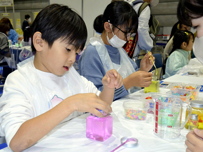 オリジナルの芳香剤作りに挑戦する子ども