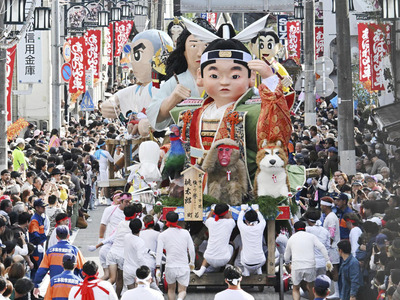 大型人形に彩られた山車が荒々しく激突した「針道のあばれ山車」＝１２日午後、二本松市