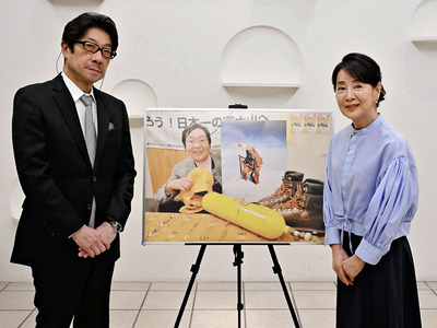 田部井淳子さんのパネルを挟んで撮影に応じる主演の吉永小百合さん（右）と阪本順治監督
