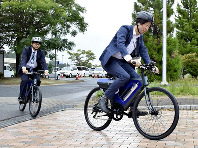 水素自転車の乗り心地や性能を確かめる職員