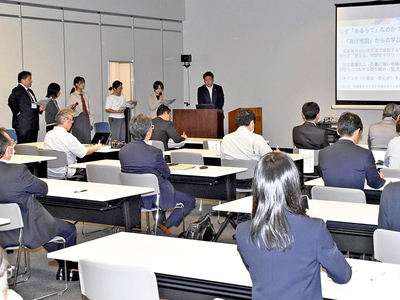 半年間の活動を報告する参加者