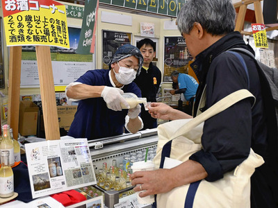 福島市の酒を楽しむ来場者（右）