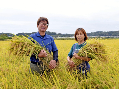 献穀者に選ばれた泉崎村の木野内さん（左）。妻和子さんと一緒に献納式に出席し、新米を納める