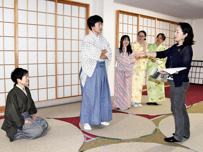 本番に向けて稽古に励む出演者ら