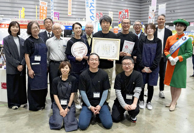 グランプリを獲得した石井電算印刷の関係者ら
