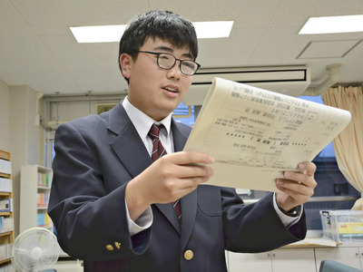 総合開会式の台本を読む練習をする高原さん。「生徒実行委のみんなと力を合わせて頑張りたい」と意気込む