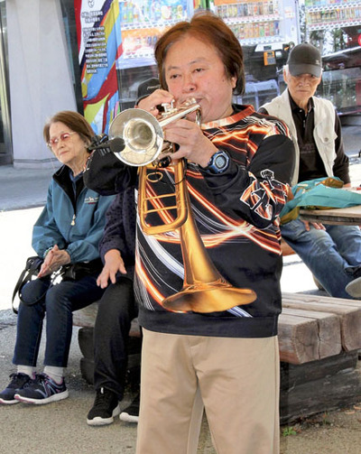 道の駅で恒例のミニライブを行う長屋さん＝１５日